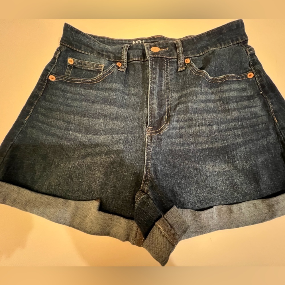 NO BOUNDARIES STRETCH DENIM JEAN SHORTY SHORTS. 5 pockets